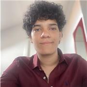 Studente impartisce lezioni di matematica e chimica per un apprendimento di qualità